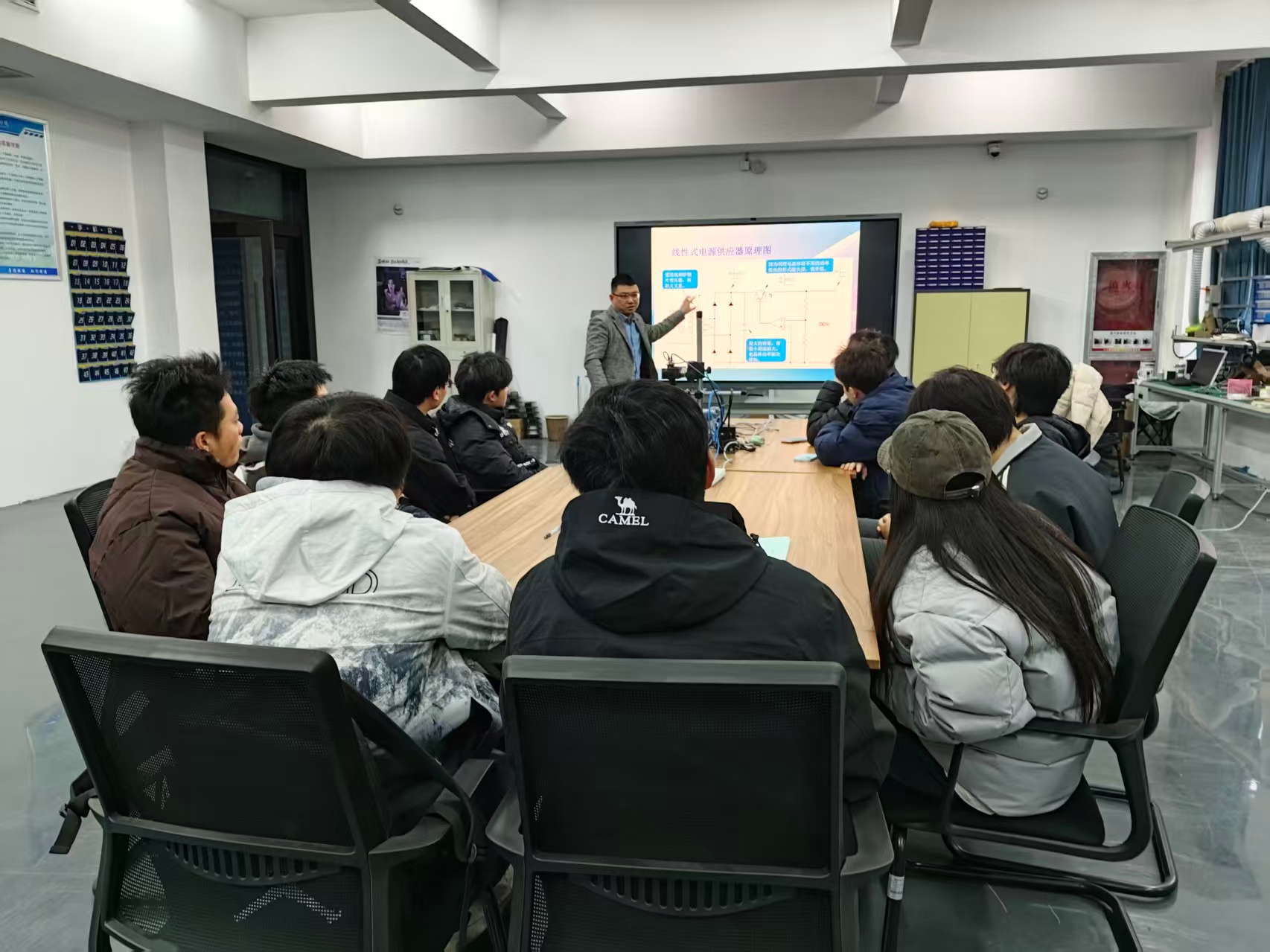 校企合作再谱新篇:觅豆电子科技付总为嵌入式创新实验班学子指点迷津